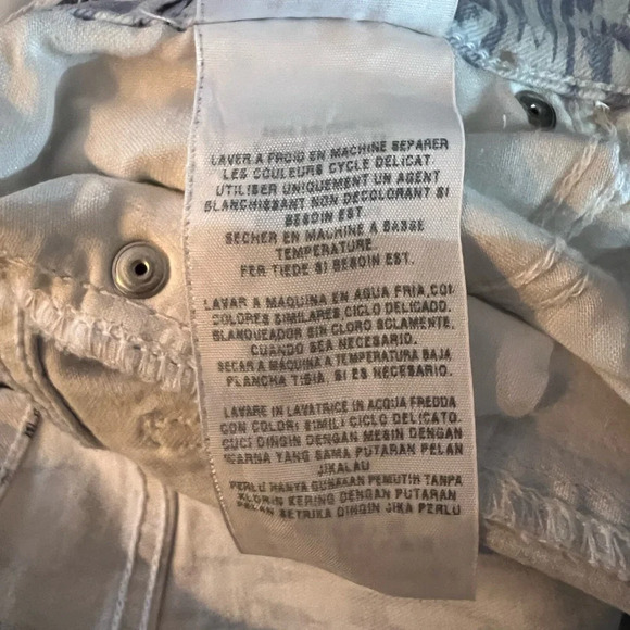 Guess Jean shorts abstract design. Size 26. Amazing condition - Picture 5 of 8